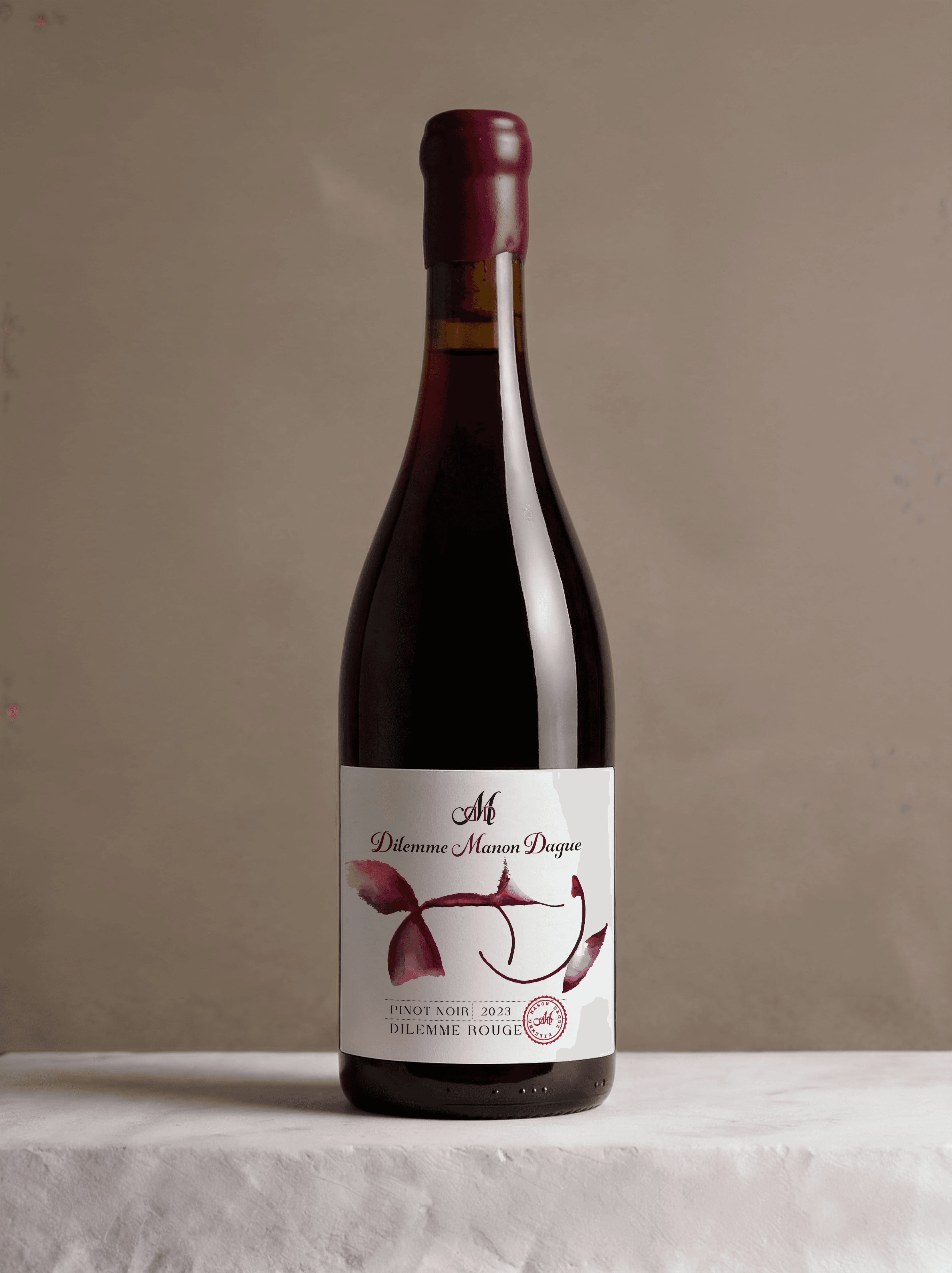 Bouteille de Dilemme Rouge Pinot Noir.